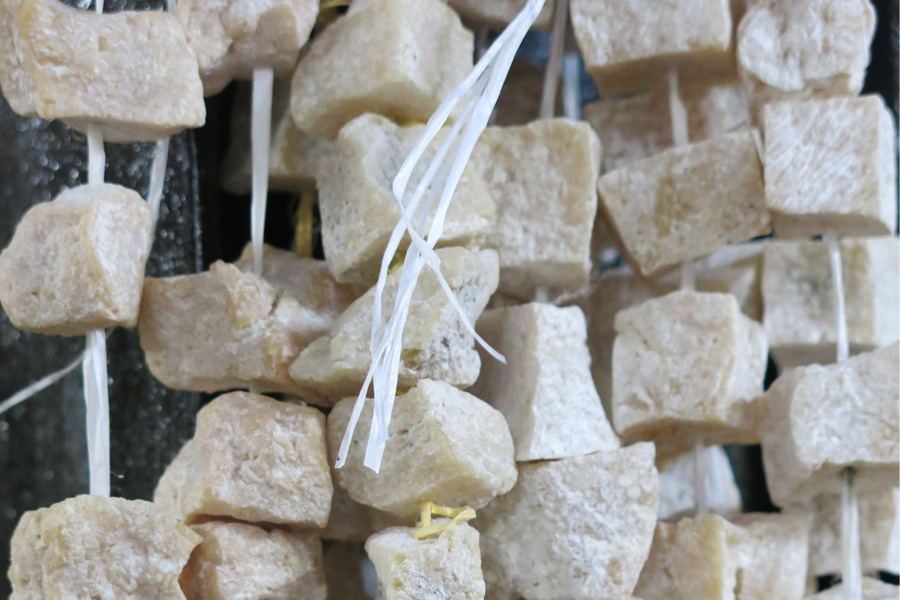 番外編 世界一硬いおやつ ブータンの チーズキャラメル ナショナルジオグラフィック日本版サイト