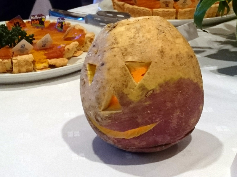 伝統的なカブのランタン。正確にはジャック・オ・ランタンといい、天国にも地獄にも行けずにさまよう鬼火のような存在を意味するという