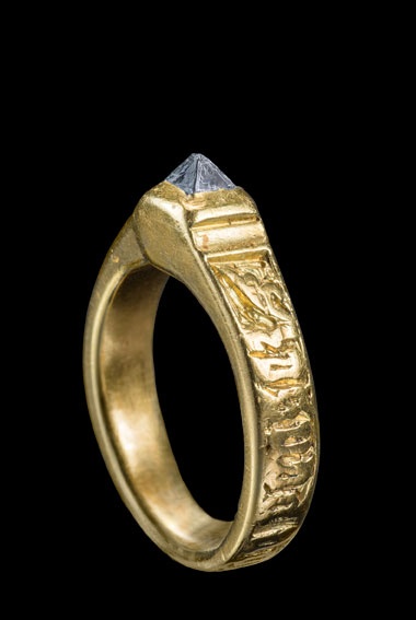 ピラミッド形ダイヤモンドの指輪:15世紀 アンカット(原子配列の規則性が現れた天然のままの形態の「自形結晶」)のダイヤモンド1粒の下半分よりも上まで金の地金に埋め込んで仕立てた。採鉱、カット、セット、全ての宝石の技術が未熟な宝石黎明期における歴史的最高級作品。 国立西洋美術館所蔵 橋本コレクション
