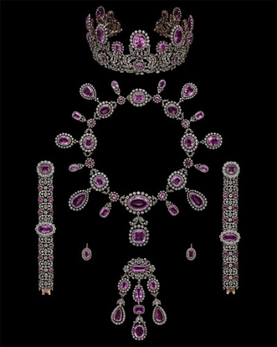 ヴュルテンベルク王室旧蔵 ピンク・トパーズとダイヤモンドのパリュール:19世紀初期。ティアラ、ネックレス、ブレスレット、ブローチ、イヤリングから成る。オールド カット ダイヤモンドと共に、ロシア産ピンク・トパーズに特徴的な紫を帯びた薄紅色で大粒の最高品位のピンク・トパーズをオーバル、ペア、クッションにカットし、贅沢に仕立てられたナポレオンの宮廷様式を今日に伝える豪華無比の歴史的名品。個人蔵、協力:アルビオン アート・ジュエリー・インスティテュート