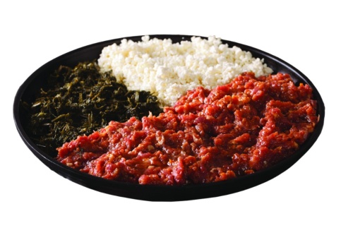 コラードの葉とチーズを添えた、典型的なキトフォのプレート。(Photograph by Sergii Koval/Alamy)