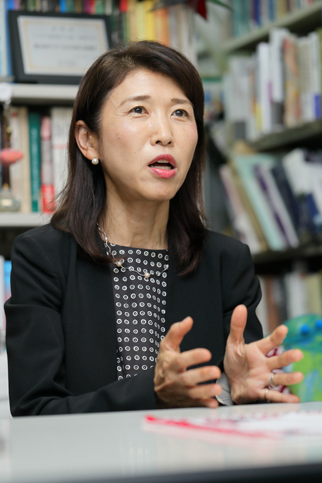 旧ソ連の紛争に詳しい慶応大学教授の廣瀬陽子さん。東欧革命とカラー革命の違いとして欧米のかかわりの有無を挙げた。