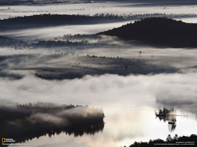 朝霧に包まれる池