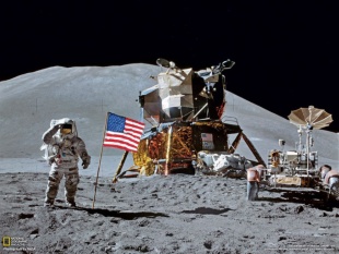 月面で敬礼する宇宙飛行士